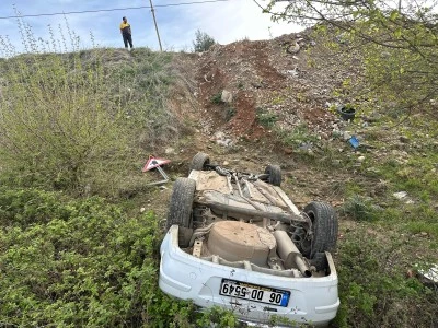 Şarampole devrilen otomobildeki 2 kişi yaralandı