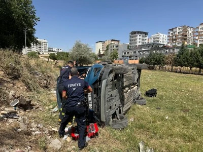 Şarampole devrilen otomobildeki 2 kişi yaralandı