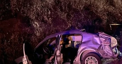 Şarampole devrilen otomobildeki 3 kişi &ouml;ld&uuml;, 1 kişi yaralandı