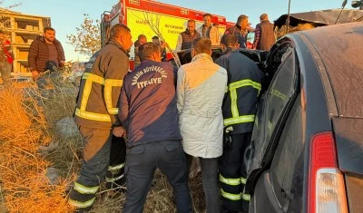 Şarampole devrilen otomobildeki 3 kişi yaralandı
