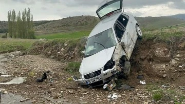 Şarampole devrilen otomobilin s&uuml;r&uuml;c&uuml;s&uuml; &ouml;ld&uuml;