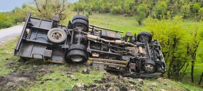 Şarampole devrilen sepetli vincin s&uuml;r&uuml;c&uuml;s&uuml; yaralandı