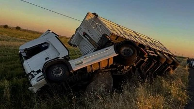 Şarampole devrilen tırın s&uuml;r&uuml;c&uuml;s&uuml; yaralandı