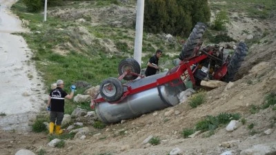Şarampole devrilen trakt&ouml;r&uuml;n s&uuml;r&uuml;c&uuml;s&uuml; &ouml;ld&uuml;