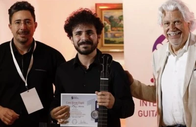 Sarayevo gitar &ouml;d&uuml;l&uuml; Cem Şivan'a