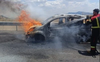 Sayir halindeyken alev alan hafif ticari ara&ccedil; kullanılamaz hale geldi