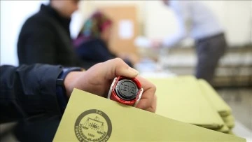 Se&ccedil;imde 13 siyasi parti tek başına, diğerleri ittifak &ccedil;atısında yarışacak