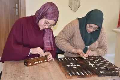 Sedef işlemeciliği kadınların elinde geleceğe taşınıyor
