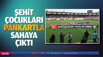 Şehit &ccedil;ocukları, pankartla sahaya &ccedil;ıktı