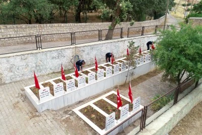 Şehit kabirlerinde bakım ve yenileme &ccedil;alışması yapıldı