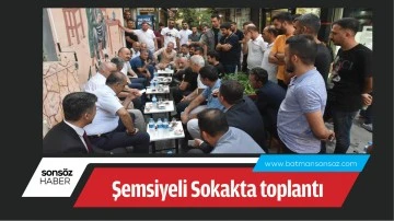 Şemsiyeli Sokakta toplantı