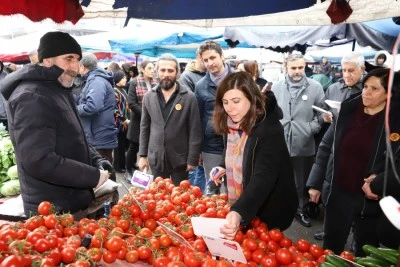 Semt Pazarı&rsquo;nda esnafa K&uuml;rt&ccedil;e fiyat etiketleri dağıtıldı