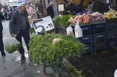 Semt Pazarı'nda yeşillikler ucuzladı