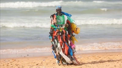 Senegalli "Plastik Adam"a g&ouml;re Afrika, d&uuml;nyanın &ccedil;&ouml;p kutusu değil
