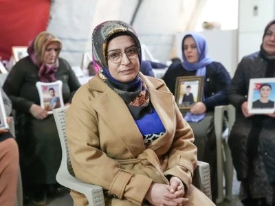 Sevincini oturma eylemini s&uuml;rd&uuml;ren ailelerle paylaştı