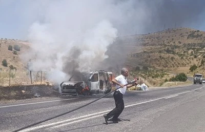Seyir halindeki hafif ticari ara&ccedil; yandı