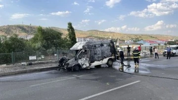 Seyir halindeki minib&uuml;s yandı