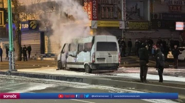 Seyir halindeki minib&uuml;s yandı