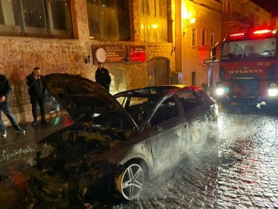Seyir halindeki otomobil yandı