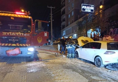 Seyir halindeki otomobilde &ccedil;ıkan yangın s&ouml;nd&uuml;r&uuml;ld&uuml;