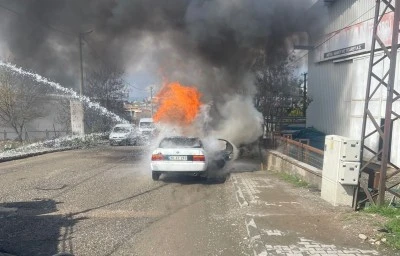 Seyir halindeki otomobilde &ccedil;ıkan yangın s&ouml;nd&uuml;r&uuml;ld&uuml;
