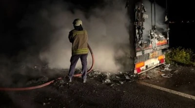 Seyir halindeki tırın dorsesinde &ccedil;ıkan yangın s&ouml;nd&uuml;r&uuml;ld&uuml;