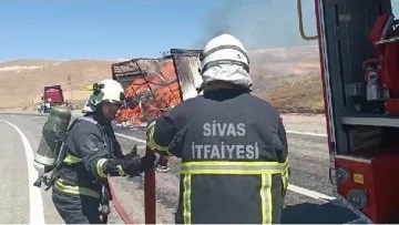 Seyir halindeyken alev alan tır dorsesi yandı