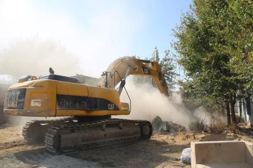 Seyitler&rsquo;deki metruk bina yıkıldı