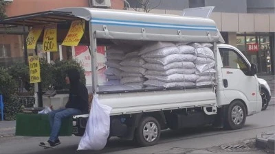 Seyyar cevizci, sokak sokak geziyor