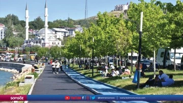Sıcaktan bunalan vatandaşlar Van G&ouml;l&uuml; kıyılarında serinledi