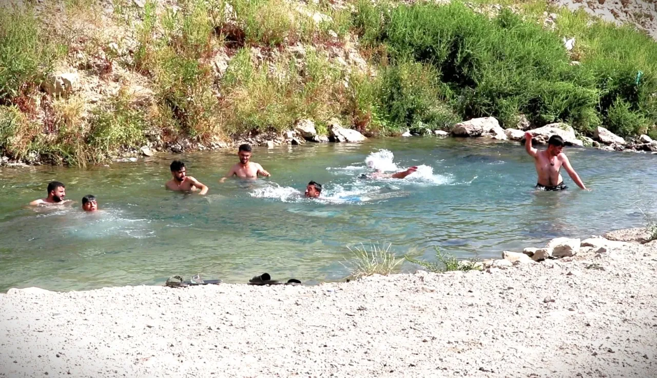 Sıcaktan bunalanlar g&ouml;letlere akın etti
