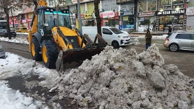 Siirt Belediyesinin karla m&uuml;cadele &ccedil;alışmaları s&uuml;r&uuml;yor