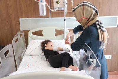 Siirt'te 1,5 yaşındaki &ccedil;ocuk 5. kattan park halindeki bir otomobilin &uuml;zerine d&uuml;şt&uuml;