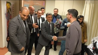 Siirt'te 14 Mart Tıp Bayramı dolayısıyla sağlık &ccedil;alışanlarına karanfil verildi