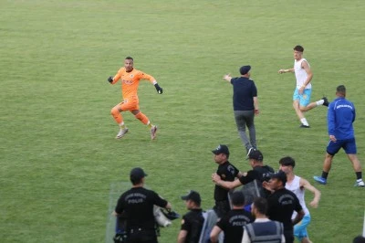 Siirt'te amat&ouml;r ligde oynanan futbol ma&ccedil;ında kavga &ccedil;ıktı