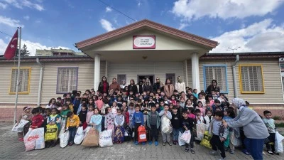 Siirt'te anaokulu &ouml;ğrencileri har&ccedil;lıklarıyla akranlarına bayramlık aldı