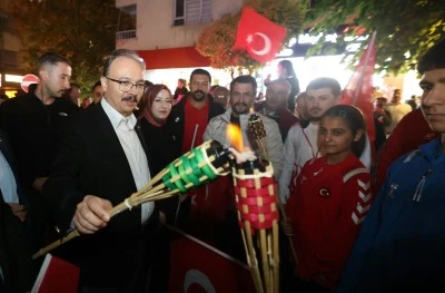 Siirt'te Cumhuriyet'in 102. yıl d&ouml;n&uuml;m&uuml; fener alayı ile kutlandı