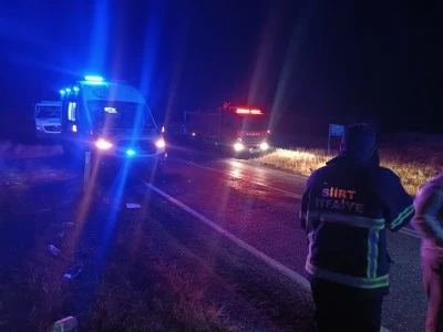 Siirt'te devrilen midib&uuml;steki 15 iş&ccedil;i yaralandı