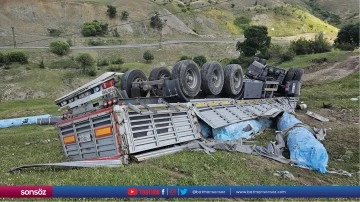 Siirt'te devrilen tırın s&uuml;r&uuml;c&uuml;s&uuml; &ouml;ld&uuml;, kardeşi yaralandı