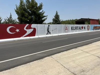 Siirt'te g&uuml;venlik duvarlarına "Kurtalan Ekspresi" resmedildi