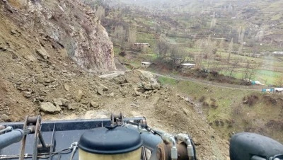 Siirt'te heyelan nedeniyle kapanan yollar a&ccedil;ıldı