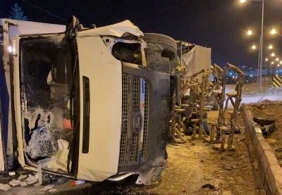 Siirt&rsquo;te kamyonet ile hafif ticari aracın &ccedil;arpıştığı kazada 4 kişi yaralandı