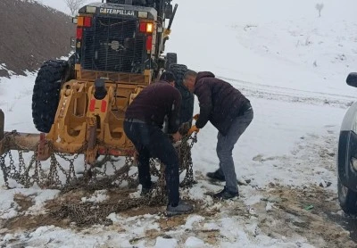 Siirt'te kar yağışı nedeniyle Ge&ccedil;ittepe yolu ulaşıma kapandı