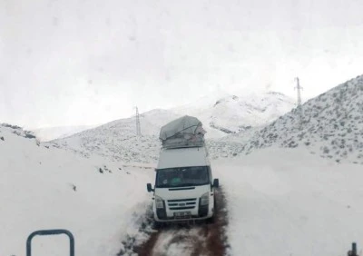 Siirt'te karda mahsur kalan 13 kişi kurtarıldı
