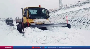 Siirt'te karda mahsur kalan yolcu minibüsü kurtarıldı