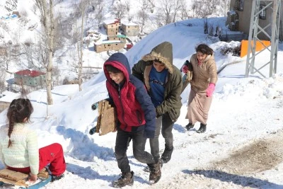 Siirt'te k&ouml;ylerde &ccedil;ocuklar karın keyfini kızak yaparak &ccedil;ıkardı
