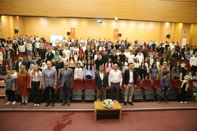 Siirt'te lise &ouml;ğrencileri şiir ve m&uuml;zik dinletisi sundu