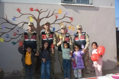 Siirt'te okulları ziyaret eden jandarma ekipleri, &ccedil;ocukları etkinliklerle buluşturuyor
