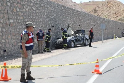 Siirt'te otomobil ile kamyonun &ccedil;arpıştığı kazada 1 kişi &ouml;ld&uuml;, 4 kişi yaralandı