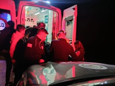 Siirt'te otomobil ve hafif ticari aracın &ccedil;arpıştığı kazada, 2 kişi yaralandı